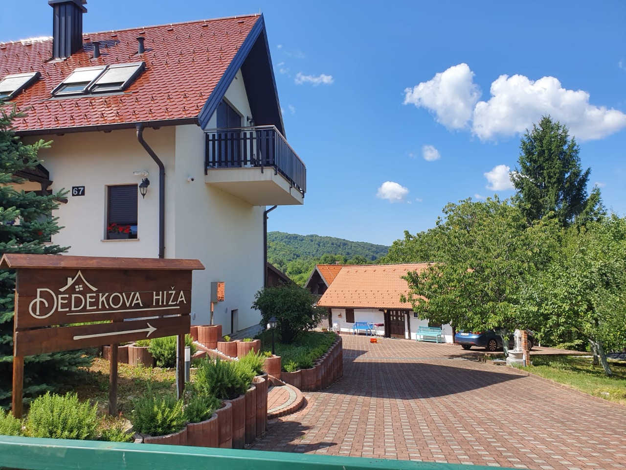 Dedekova hiža — natpis i pogled na brege