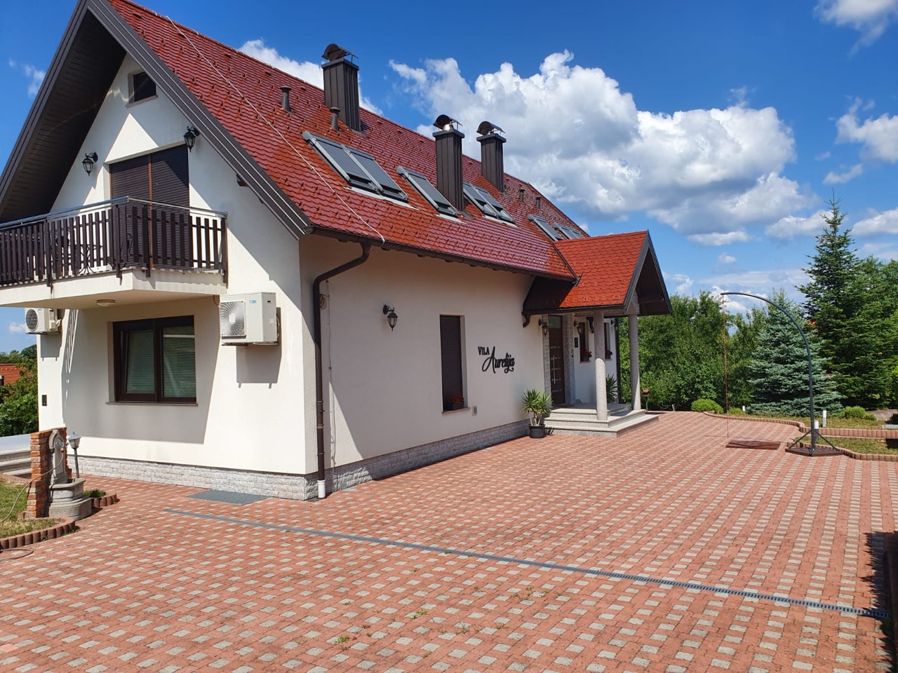 Villa Aurelia — dvorište i natpis